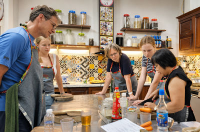 Lezione di cucina vietnamita casalinga con uno chef locale e visita al mercato dei prodotti freschi.