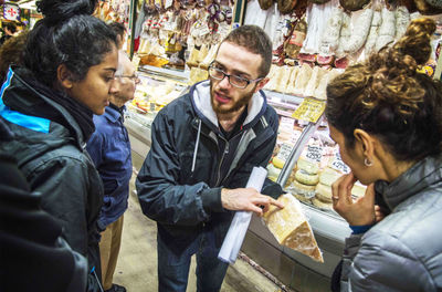 Rondleiding over een Toscaanse markt met een pastaworkshop, tiramisu en wijnproeverij.