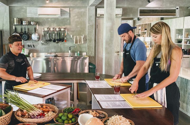 Apprenez des recettes balinaises cérémonielles lors d'un cours de cuisine dans un jardin luxuriant d'Ubud