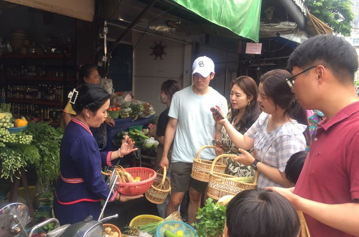 Explore a Morning Market and Cook Classic Thai Dishes in Silom