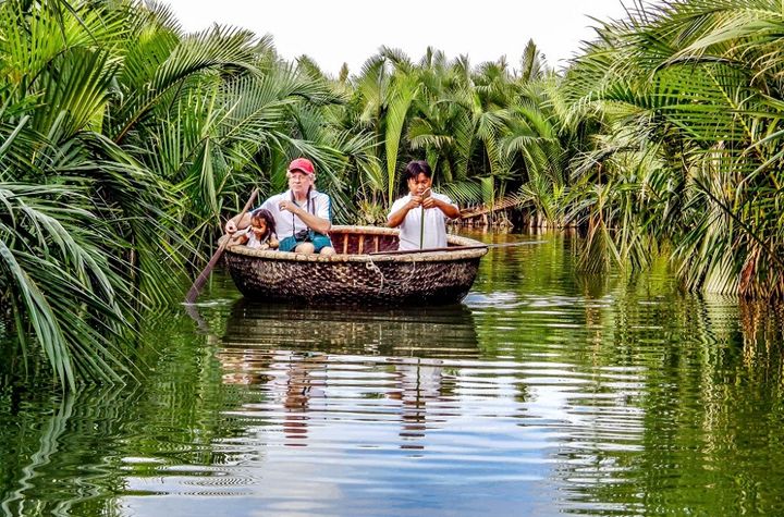 Transfert gratuit depuis Da Nang : balade en barque traditionnelle, promenade à dos de buffle et cours de cuisine