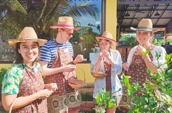 Elige tu menú tailandés: desde una visita al mercado local hasta un recorrido por el jardín.