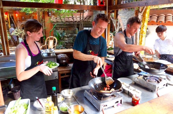5 Dishes Class: Half-Day Chengdu Courtyard Cooking Class with Local Spice Market Visit