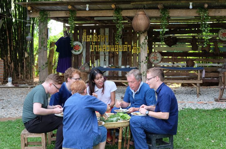 Lanna-Kochkurs mit anschließendem Einkauf auf dem Lebensmittelmarkt und einer Tour durch das Goldene Dreieck