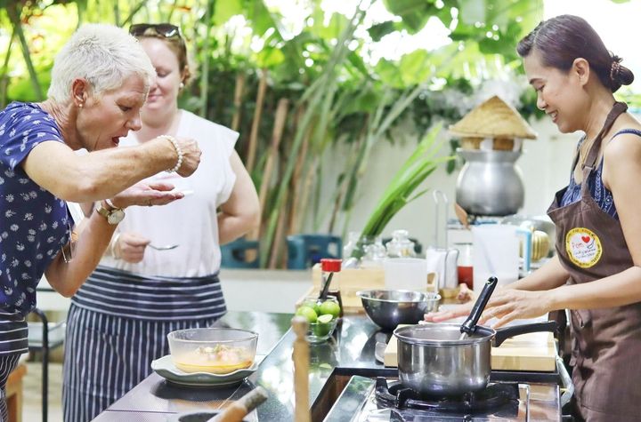 Practica y absorbe la magia de la auténtica cocina casera tailandesa.