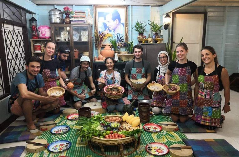 https://image.cookly.me/tr:h-504,w-764,pr-true,rt-auto/images/traditional-thai-cooking-at-siamese-cookery-with-local-market-tour_BZVbtWI.jpg