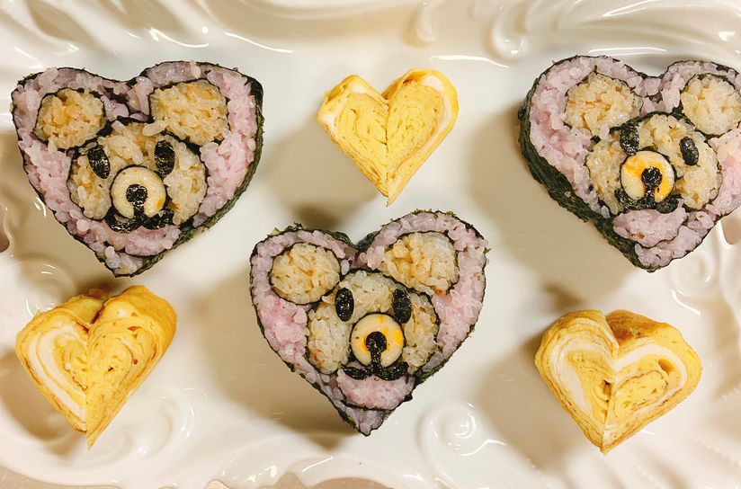 https://image.cookly.me/tr:h-544,w-824,pr-true,rt-auto/images/character-sushi-making-decorative-sushi_dhoxidQ.jpg