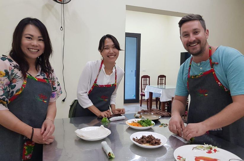 https://image.cookly.me/tr:h-544,w-824,pr-true,rt-auto/images/chef-duyen-hoem-cooking-classes-tours_Z7uoeo6.jpg