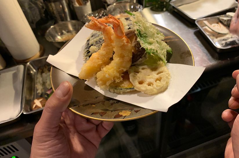 https://image.cookly.me/tr:h-544,w-824,pr-true,rt-auto/images/tempura-course-with-a-glass-of-sake_qJWlHTt.jpeg