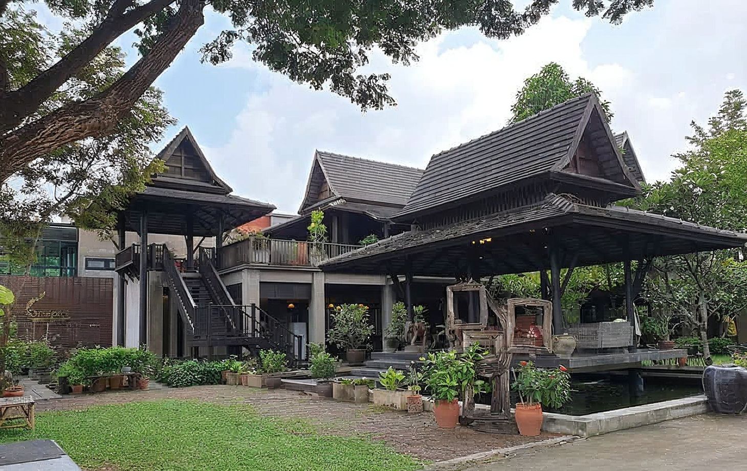 Cours de cuisine thaïlandaise Baipai dans un cottage thaï traditionnel avec un magnifique jardin