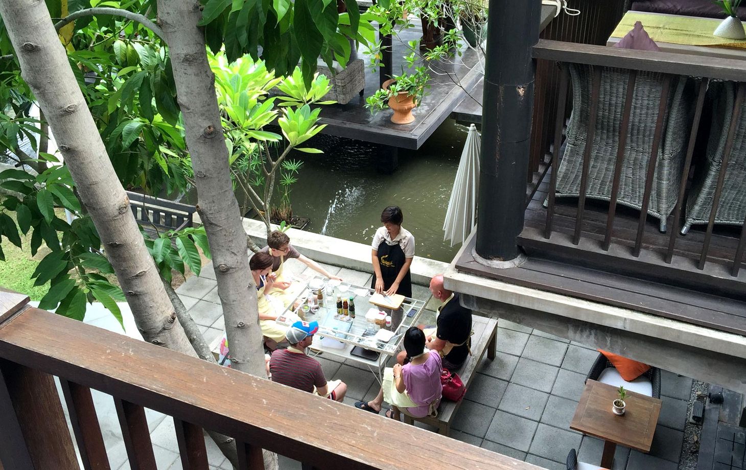Cours de cuisine thaïlandaise Baipai dans un cottage thaï traditionnel avec un magnifique jardin