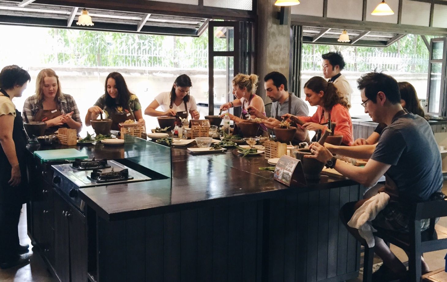 Cours de cuisine thaïlandaise Baipai dans un cottage thaï traditionnel avec un magnifique jardin