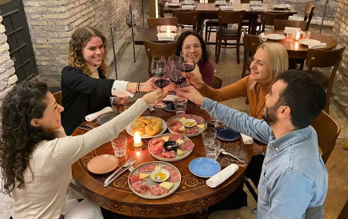 Weinbegleitendes Abendessen bei Kerzenschein in den römischen Bädern von Agrippa