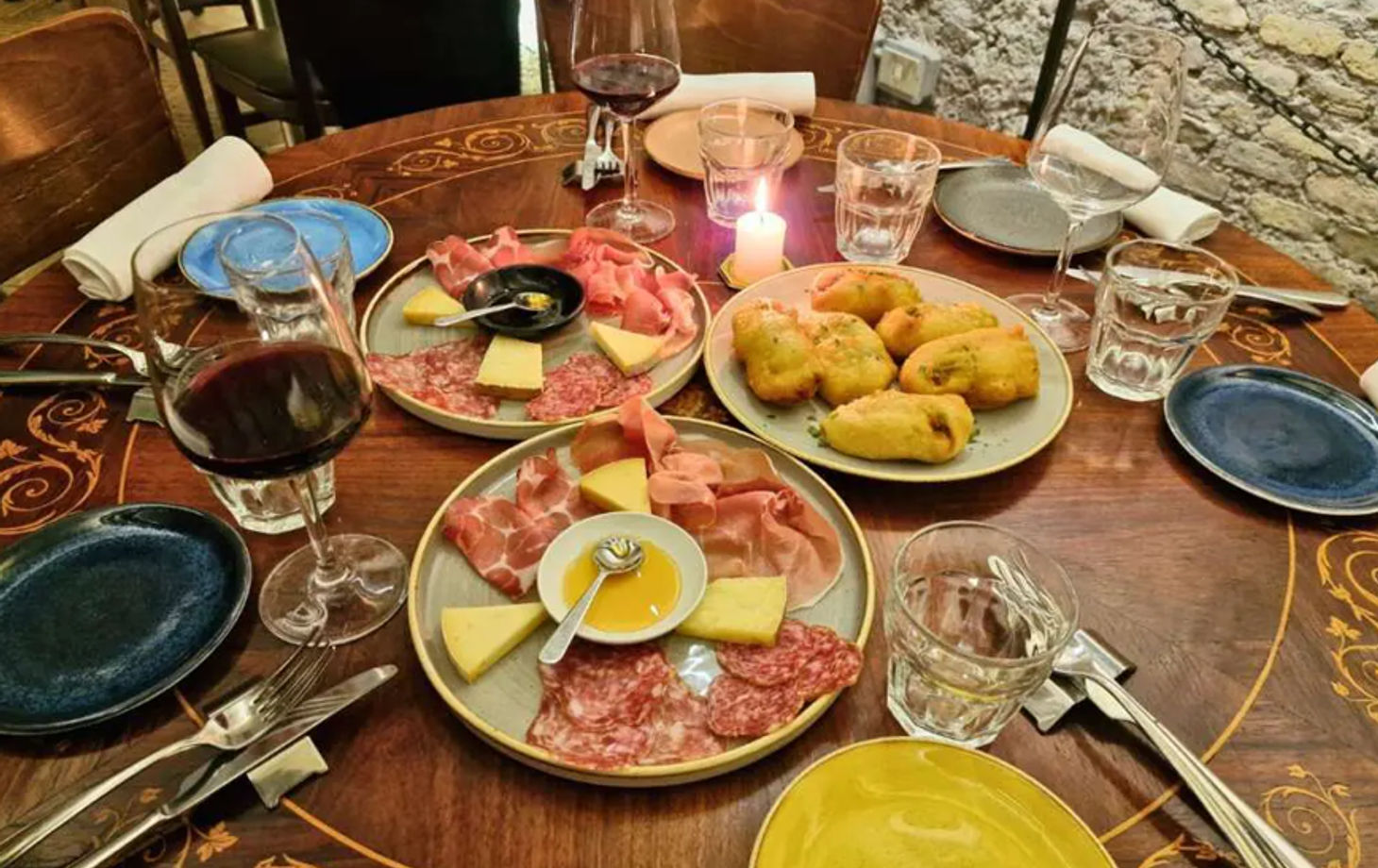 Weinbegleitendes Abendessen bei Kerzenschein in den römischen Bädern von Agrippa
