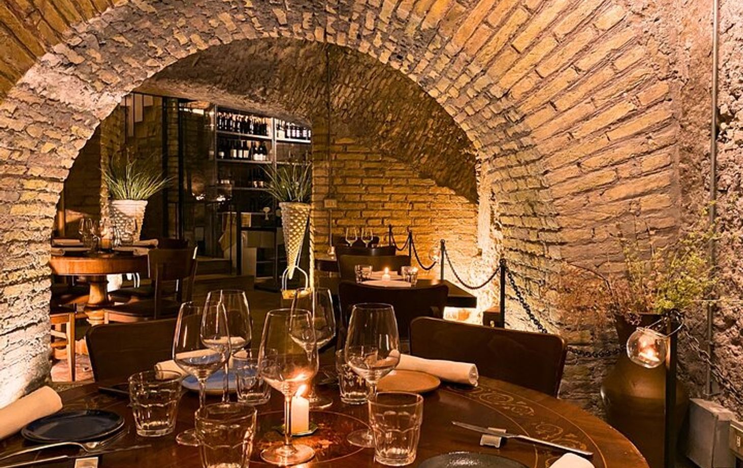 Weinbegleitendes Abendessen bei Kerzenschein in den römischen Bädern von Agrippa
