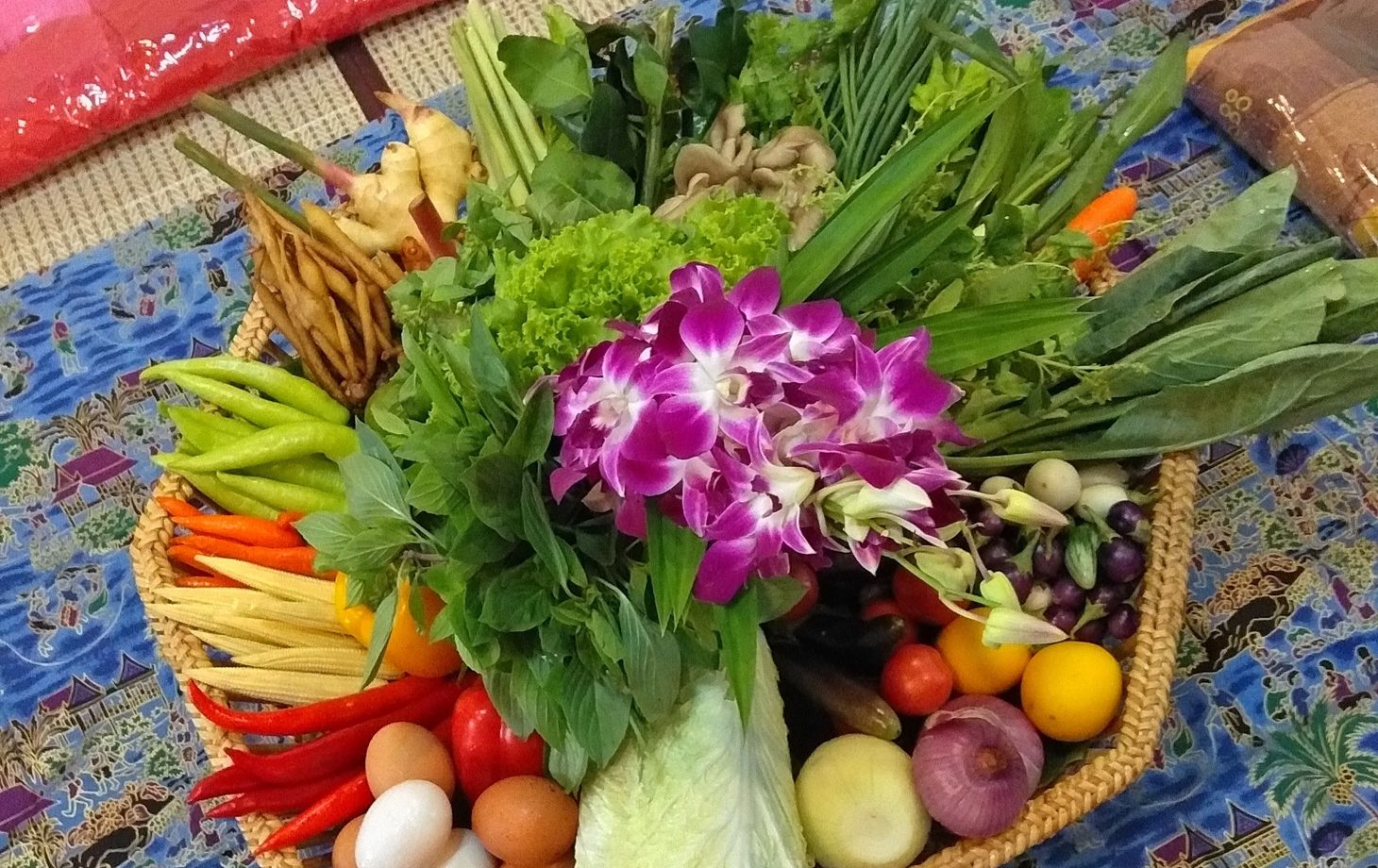 Fresh Market Tour & Authentic Thai Lunch Cooking with Passionate Chef