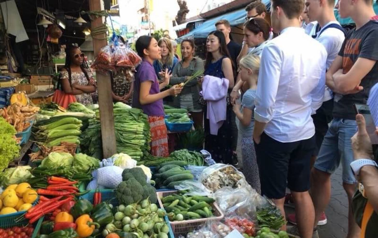 Koche mit frischen Zutaten: vom thailändischen Garten zum Wok!