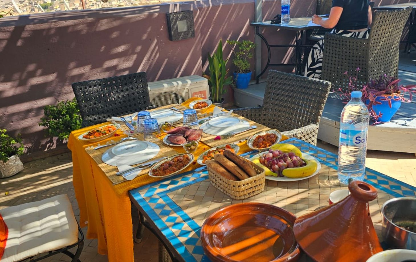 Kochen auf dem Dach mit Panoramablick auf die Medina mit meiner Großmutter