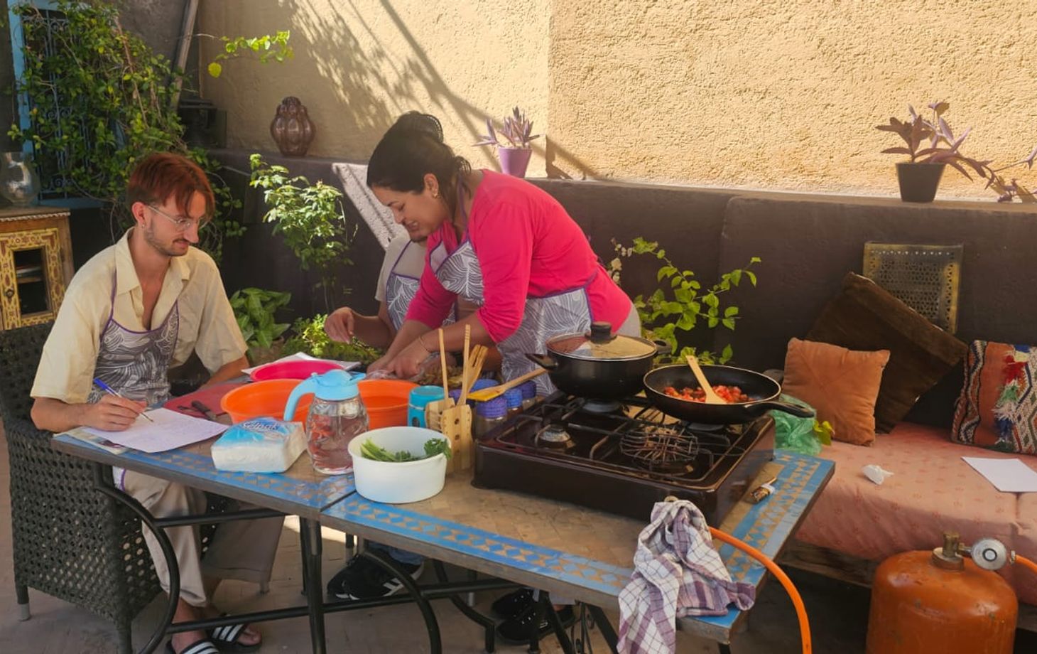 Kochen auf dem Dach mit Panoramablick auf die Medina mit meiner Großmutter