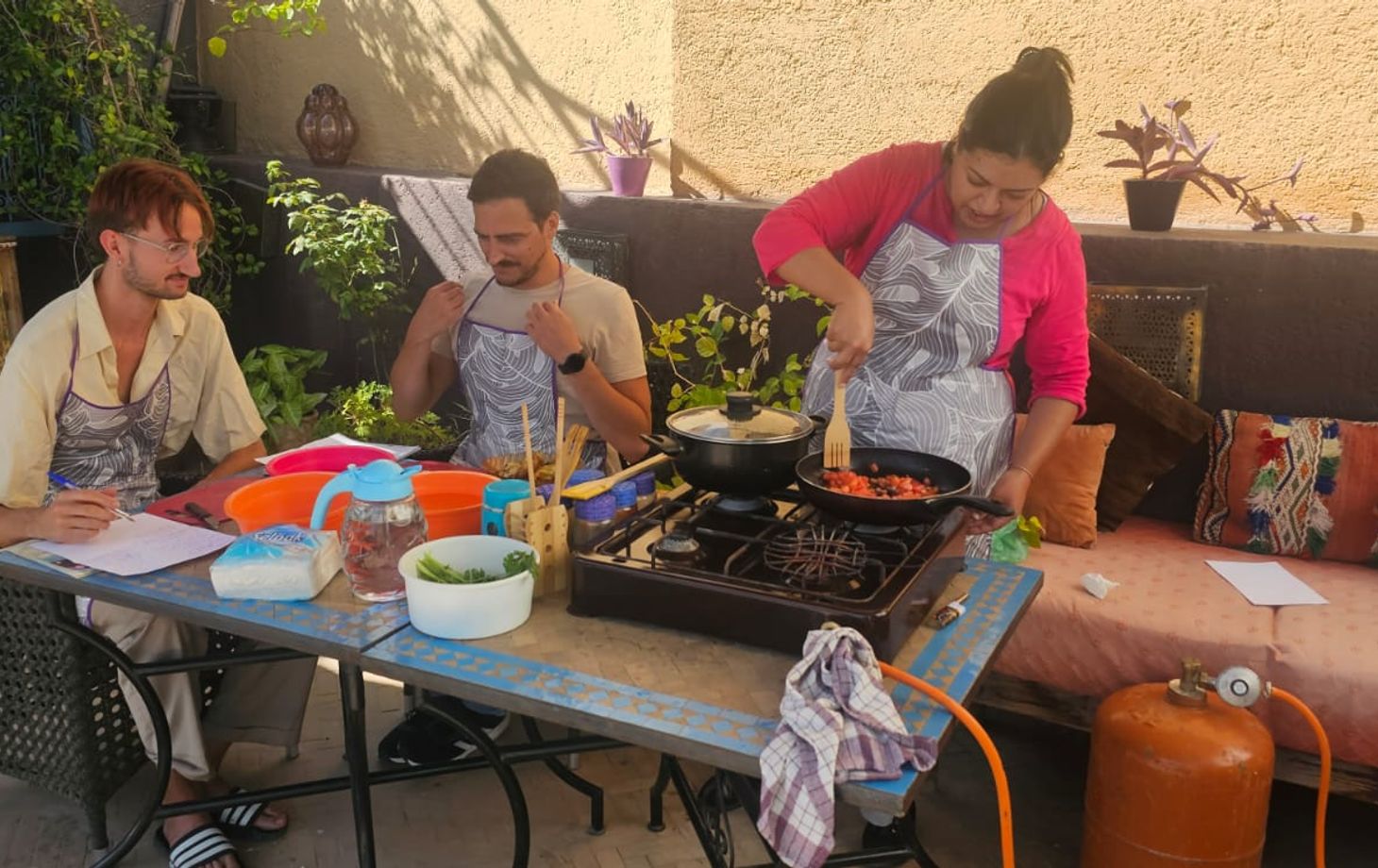 Kochen auf dem Dach mit Panoramablick auf die Medina mit meiner Großmutter