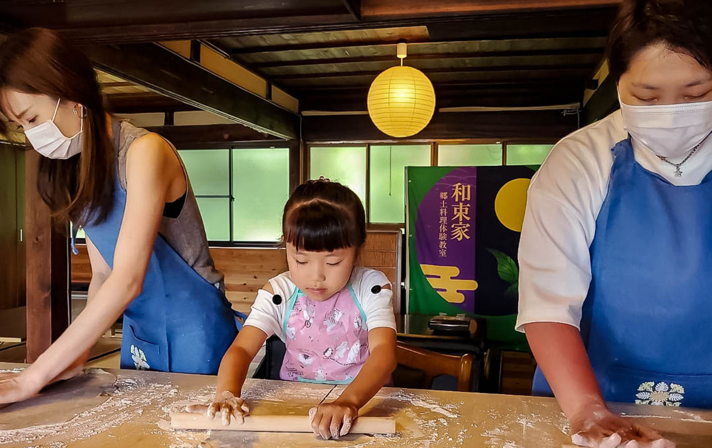 Traditionelle Udon-Donuts von Grund auf in Kyoto herstellen