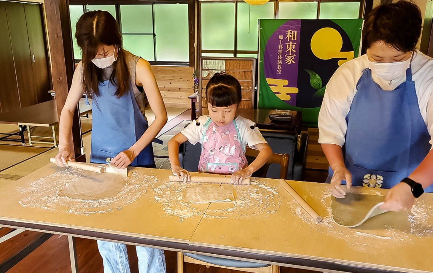 Traditionelle Udon-Donuts von Grund auf in Kyoto herstellen