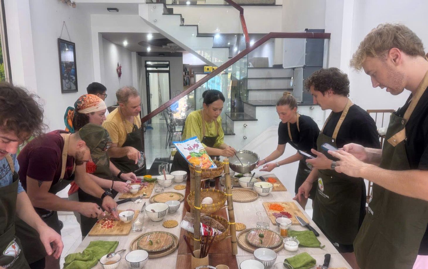 Da Nang Local's Home Cooking Class with Market Tour