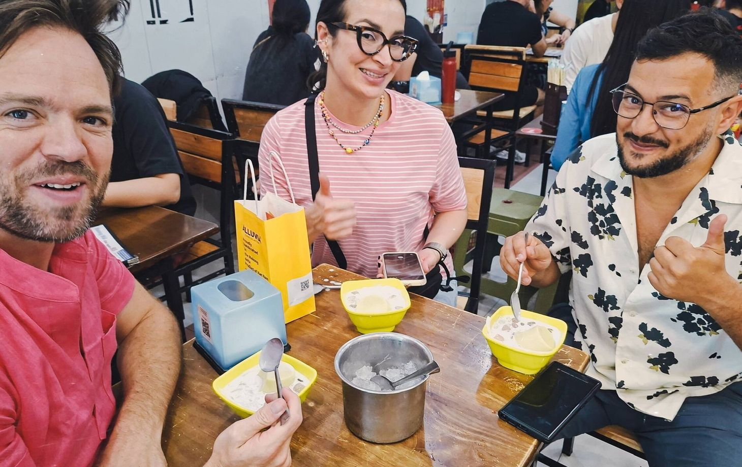 Makan Seperti Orang Tempatan dalam Jelajah Makanan Jalanan di Hanoi