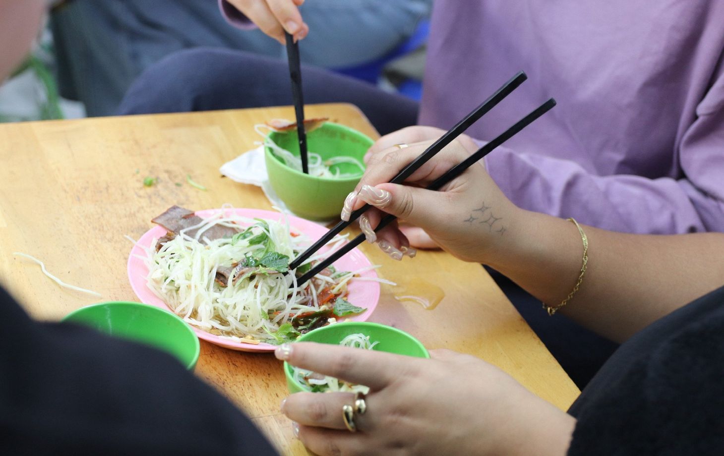 Makan Seperti Orang Tempatan dalam Jelajah Makanan Jalanan di Hanoi