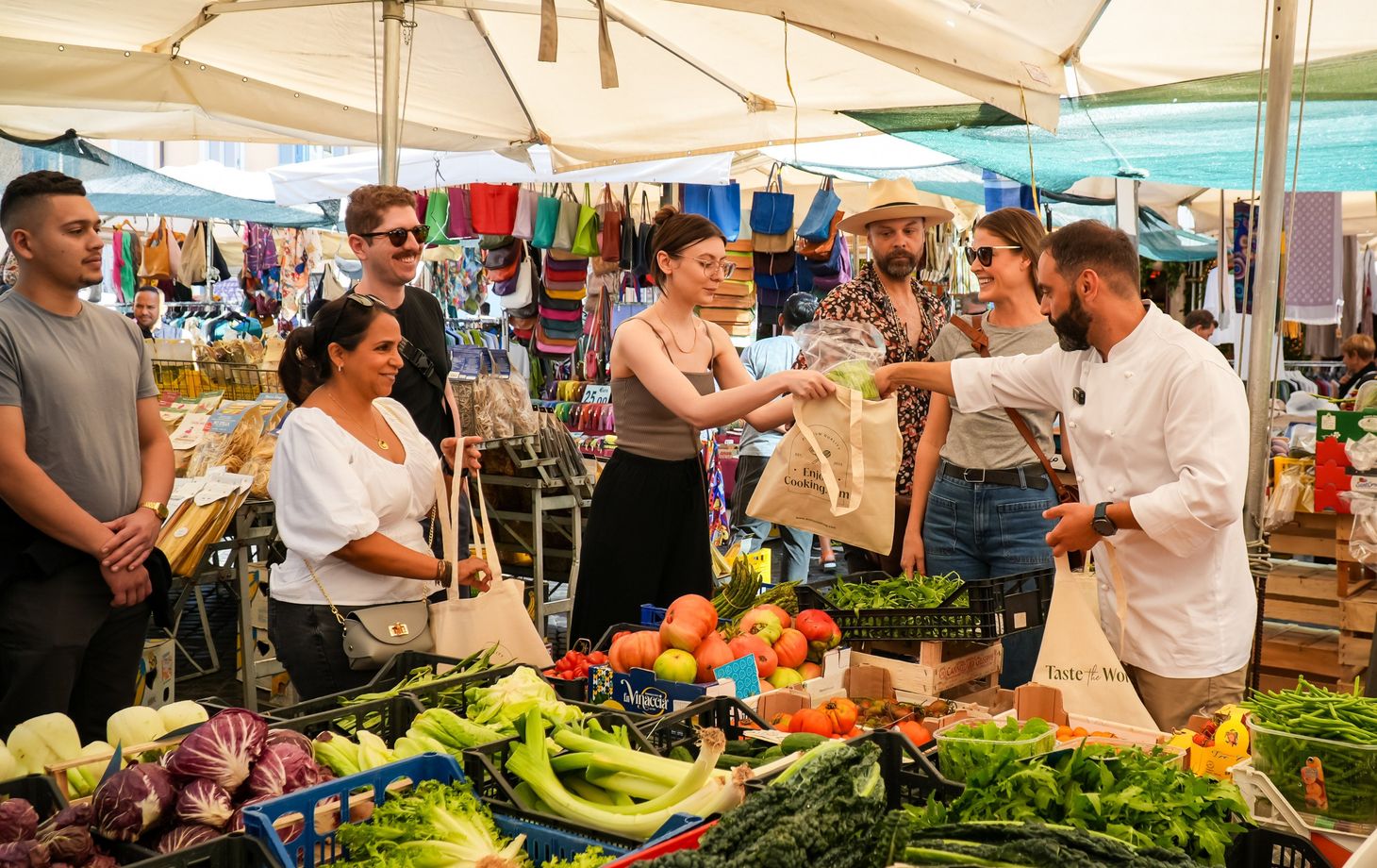 Visite du marché fermier et atelier de fabrication de pâtes authentiques accompagnés de vins italiens de qualité.