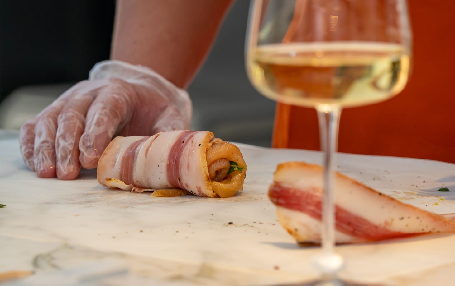 Visite du marché fermier et atelier de fabrication de pâtes authentiques accompagnés de vins italiens de qualité.