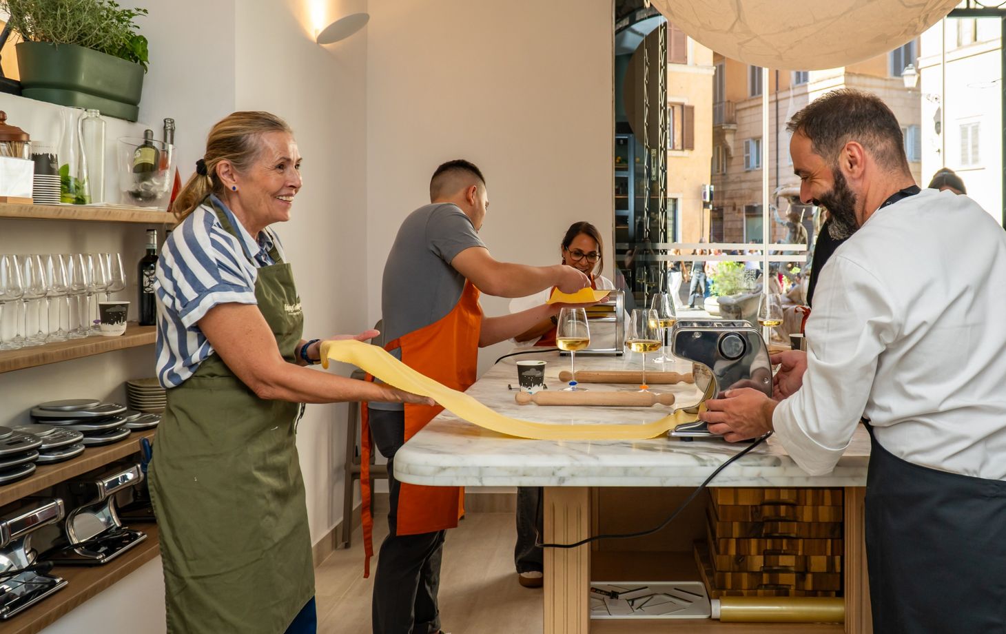 Visite du marché fermier et atelier de fabrication de pâtes authentiques accompagnés de vins italiens de qualité.