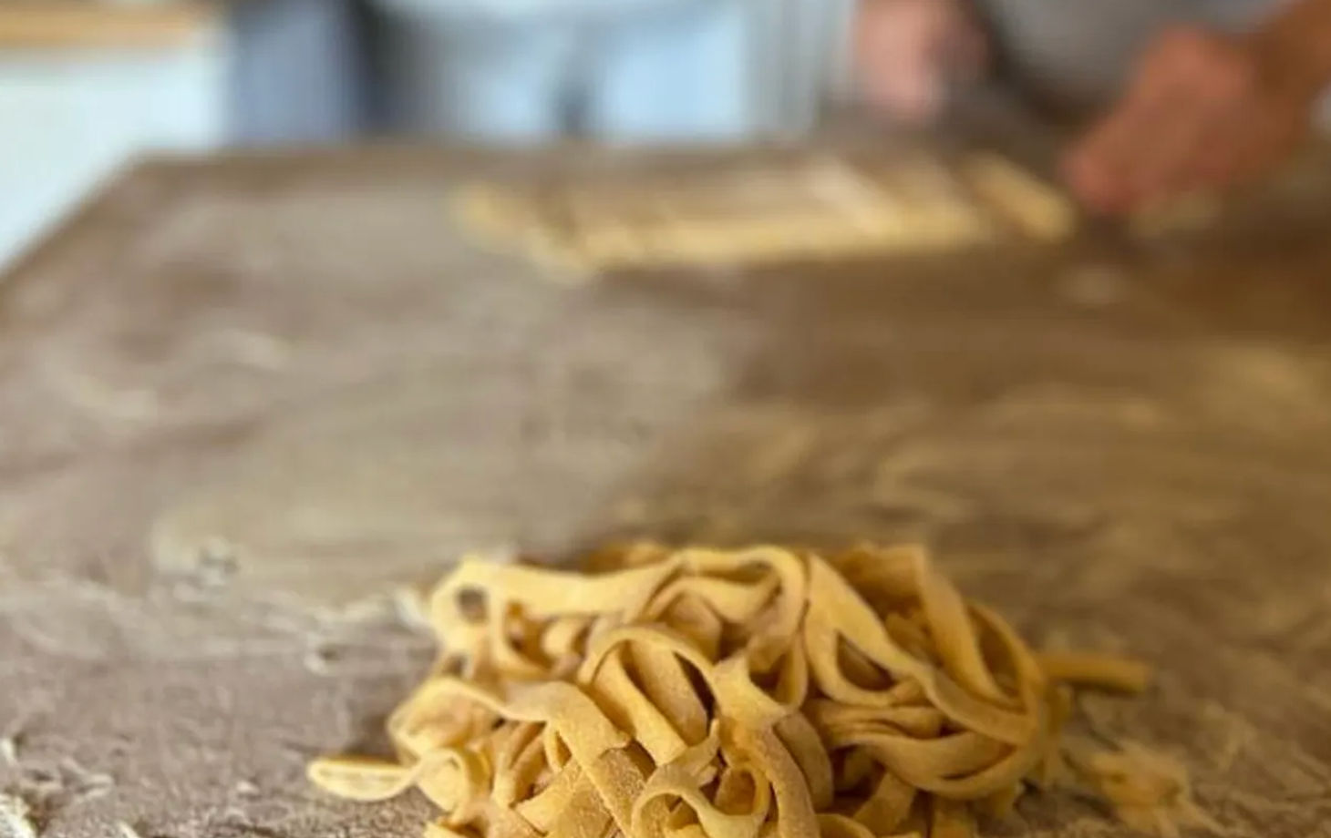 Cours de pâtes artisanales aromatisées dans une ancienne ferme toscane