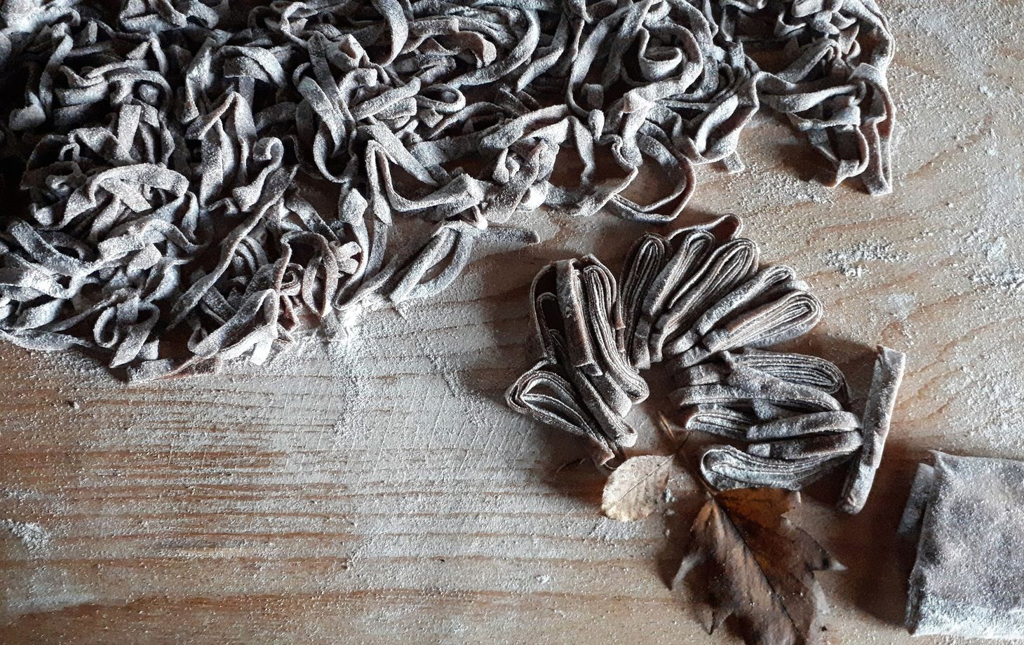 Cours de pâtes artisanales aromatisées dans une ancienne ferme toscane