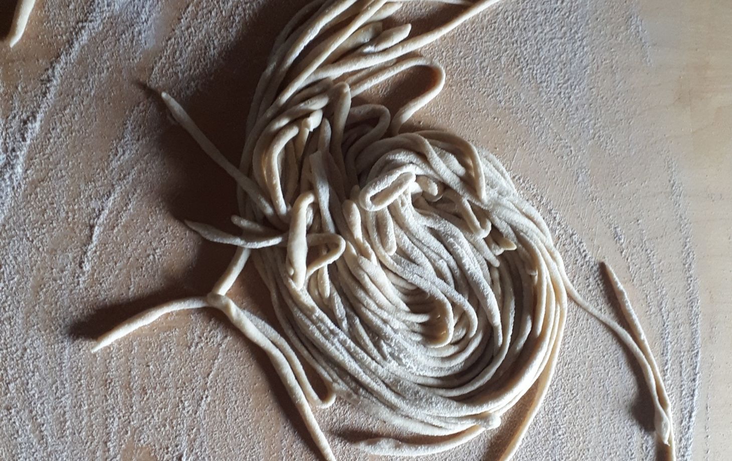 Cours de pâtes artisanales aromatisées dans une ancienne ferme toscane