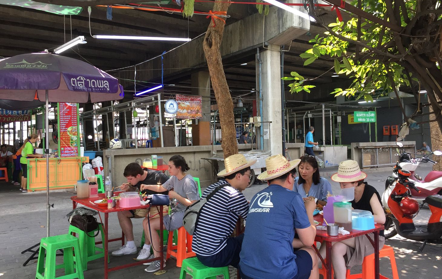 Découvrez les marchés animés de Bangkok : dégustations culinaires, visite des canaux et patrimoine culturel