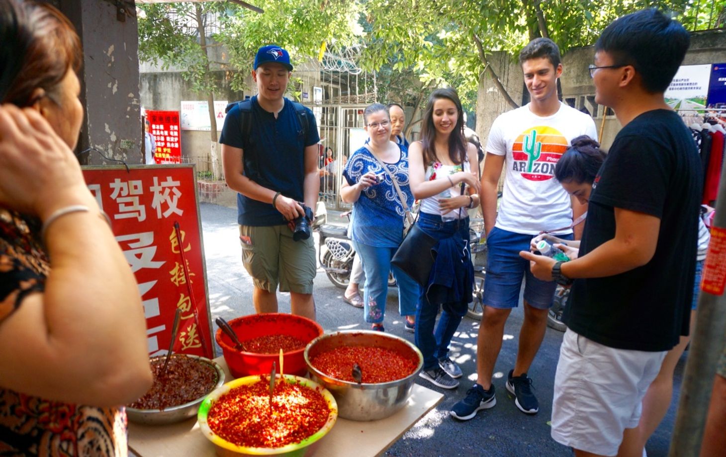 Cours de cuisine en 5 étapes : Cours de cuisine d'une demi-journée dans une cour de Chengdu avec visite du marché...