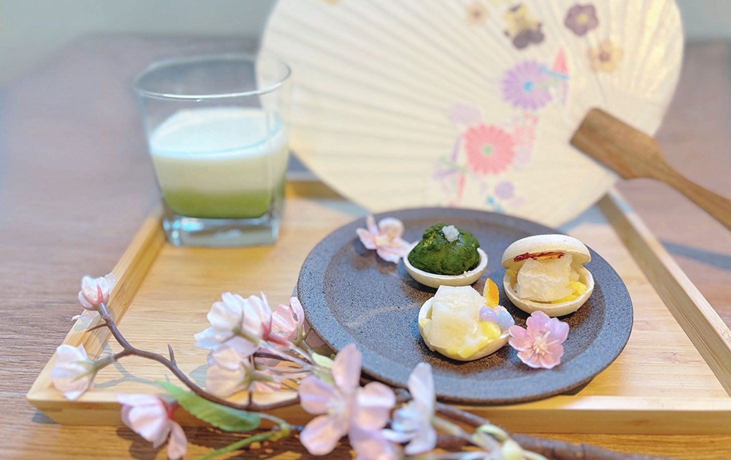 Fabrication d'éventails Uchiwa avec Matcha Latte et douceurs japonaises