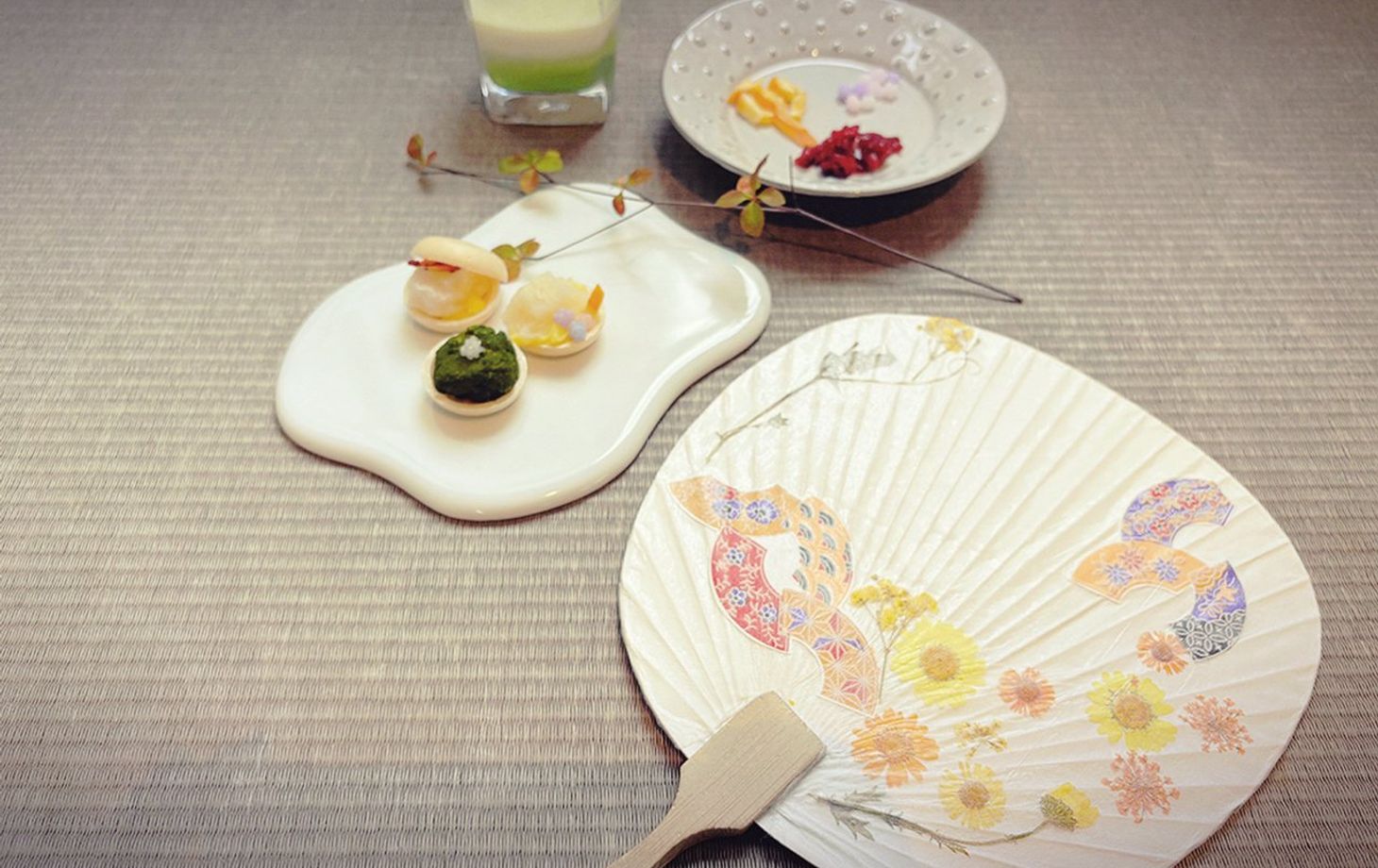Fabrication d'éventails Uchiwa avec Matcha Latte et douceurs japonaises