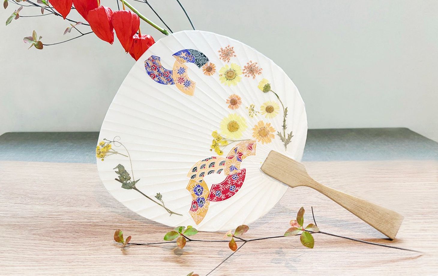 Fabrication d'éventails Uchiwa avec Matcha Latte et douceurs japonaises