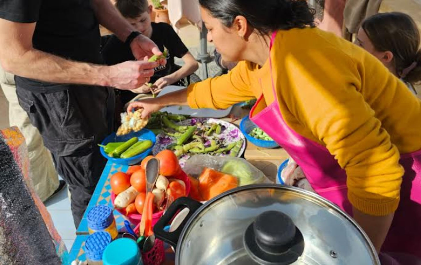 Kochen auf dem Dach mit Panoramablick auf die Medina mit meiner Großmutter