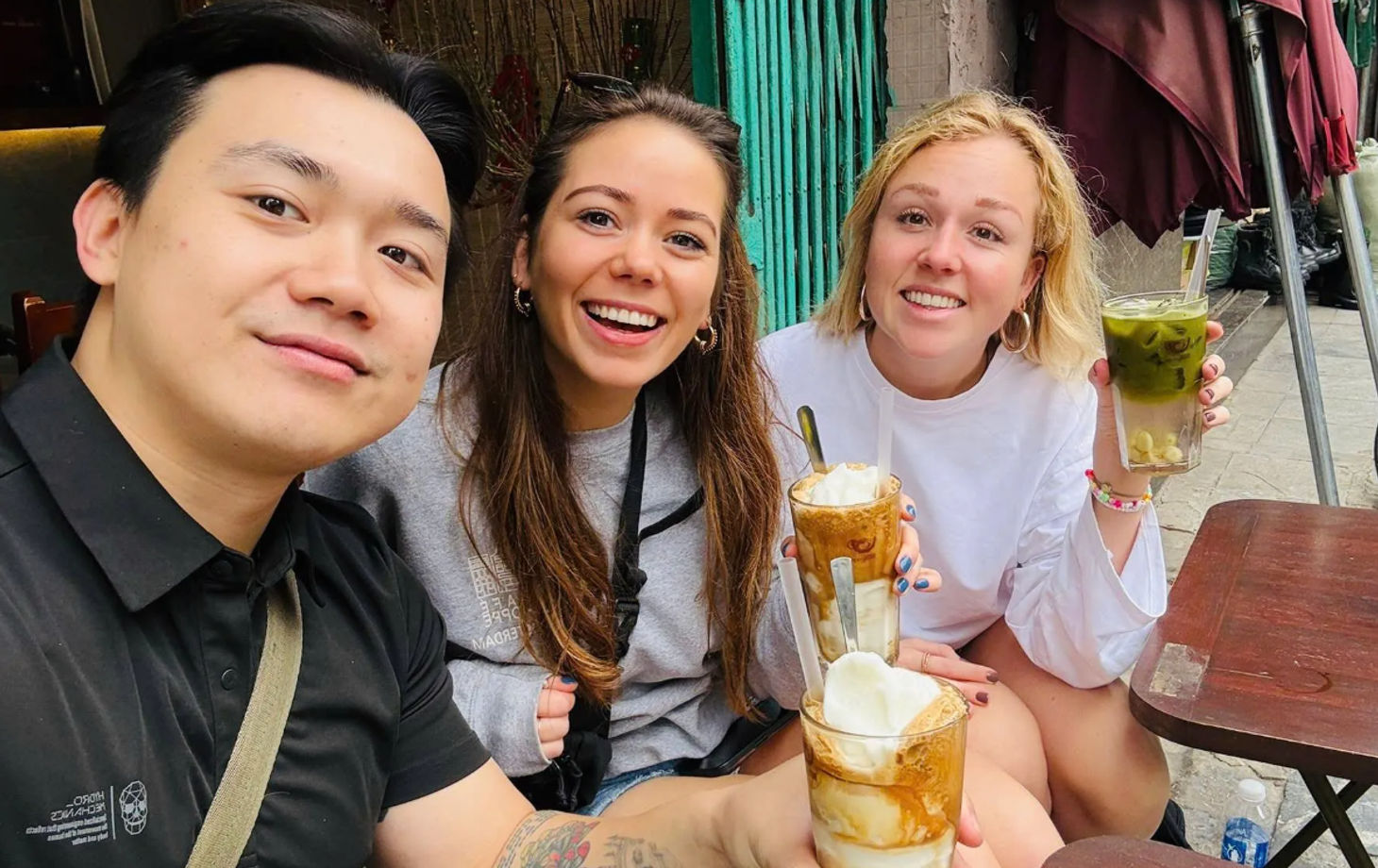 Hanoi Private Street Food Experience with 10 Local Tastings & Drinks