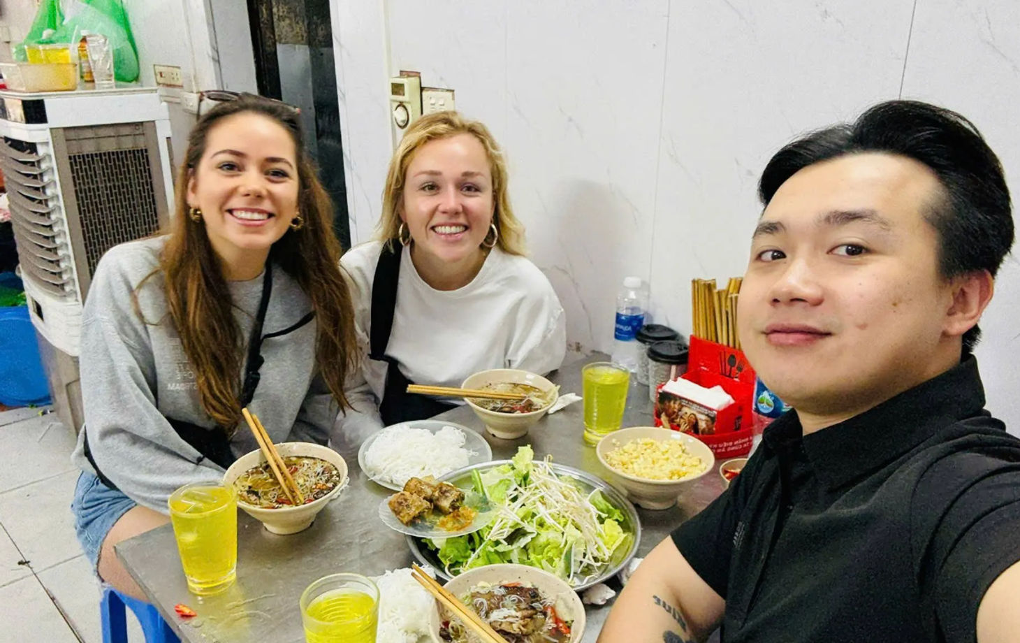 Hanoi Private Street Food Experience with 10 Local Tastings & Drinks