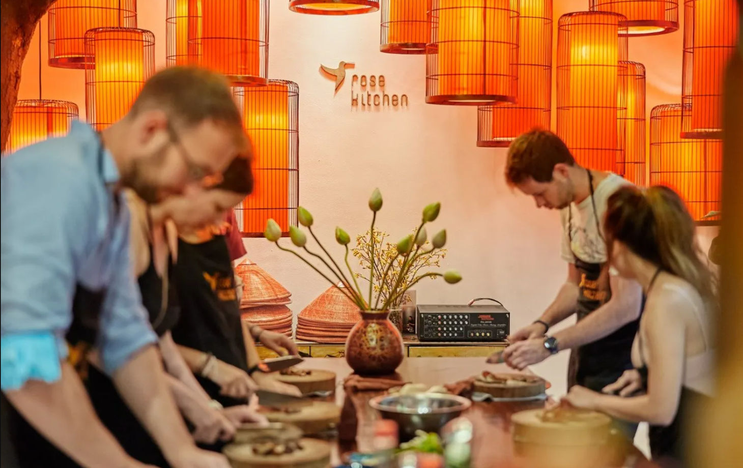 Clase de Bánh Mì Vegano en Hanoi: Elabora 5 rellenos tradicionales y disfruta de té verde o café.