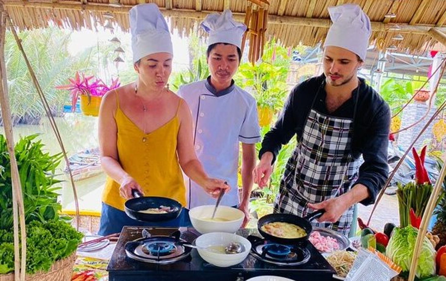 Local Market, Basket Boat and Lantern-Making Experience with Culinary Class in Hoi An