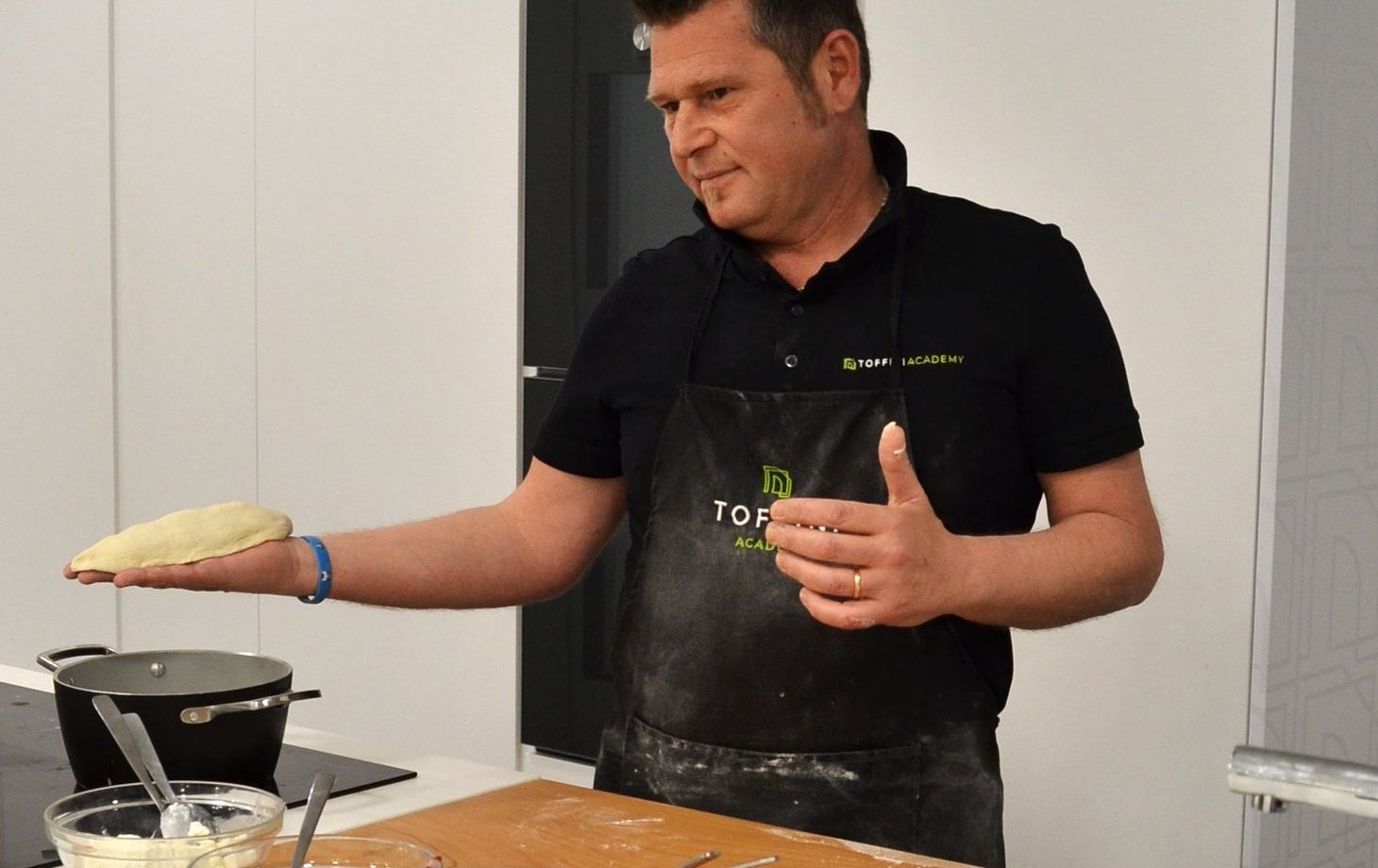 Hands-On Pizza Class in Naples: Margherita, Fried Calzone & More
