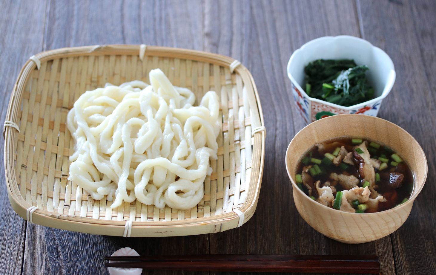 Cours de cuisine japonaise maison : dashi et nouilles udon, avec un professeur expérimenté.