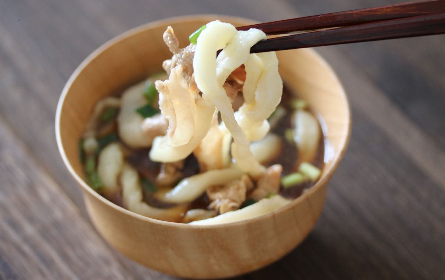 Cours de cuisine japonaise maison : dashi et nouilles udon, avec un professeur expérimenté.