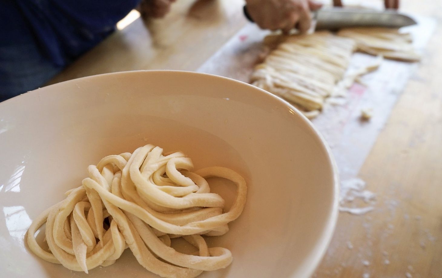 Cours de cuisine japonaise maison : dashi et nouilles udon, avec un professeur expérimenté.