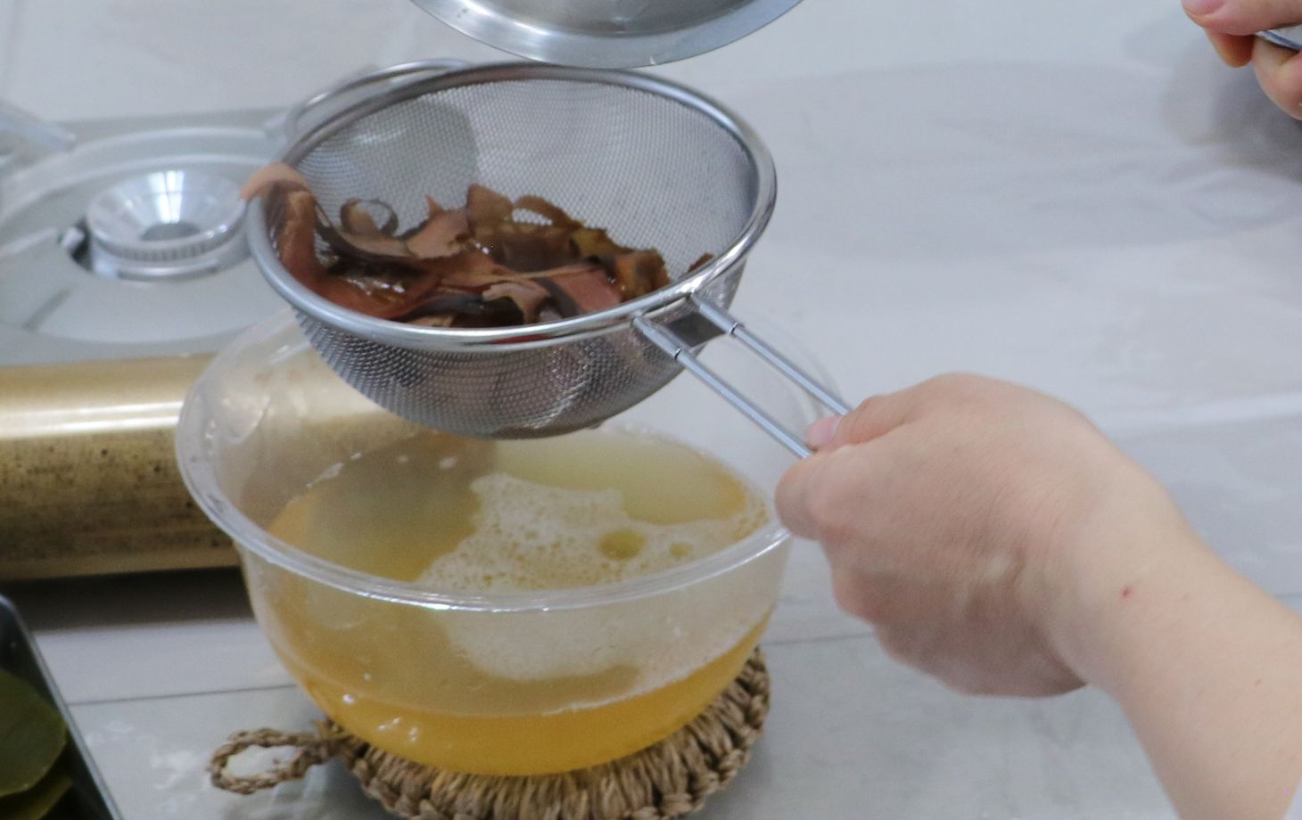 Cours de cuisine japonaise maison : dashi et nouilles udon, avec un professeur expérimenté.